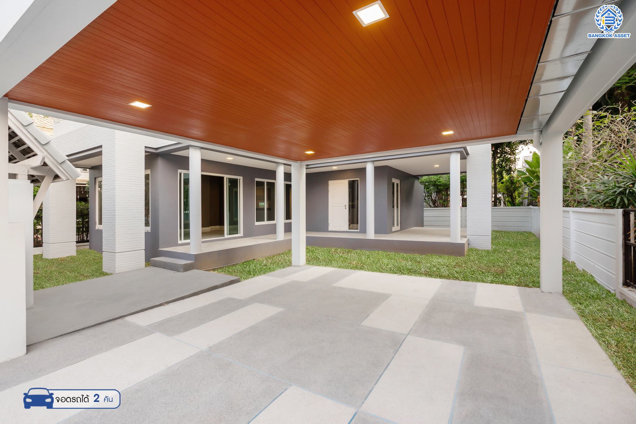 บ้านมือสองตกแต่งใหม่ ม.โนเบิลวานา ปิ่นเกล้า1 บ้านเดี่ยวหลังใหญ่ เนื้อที่ 65.6 ตร.ว. ฟังก์ชัน 3 ห้องนอน 4 ห้องน้ำ 1 ห้องแม่บ้าน จอดรถได้ 2 คัน บนสุดยอดทำเลเดินทางสะดวก หน้าโครงการติดถนนใหญ่บรมราชชนนี ใกล้ทางคู่ขนานลอยฟ้าบรมราชชนนี ม.มหิดล เซ็นทรัลศาลายา และรายล้อมด้วยสิ่งอำนวยความสะดวกครบ